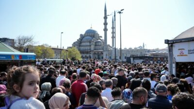 İstanbul Eminönü’nde insan seli