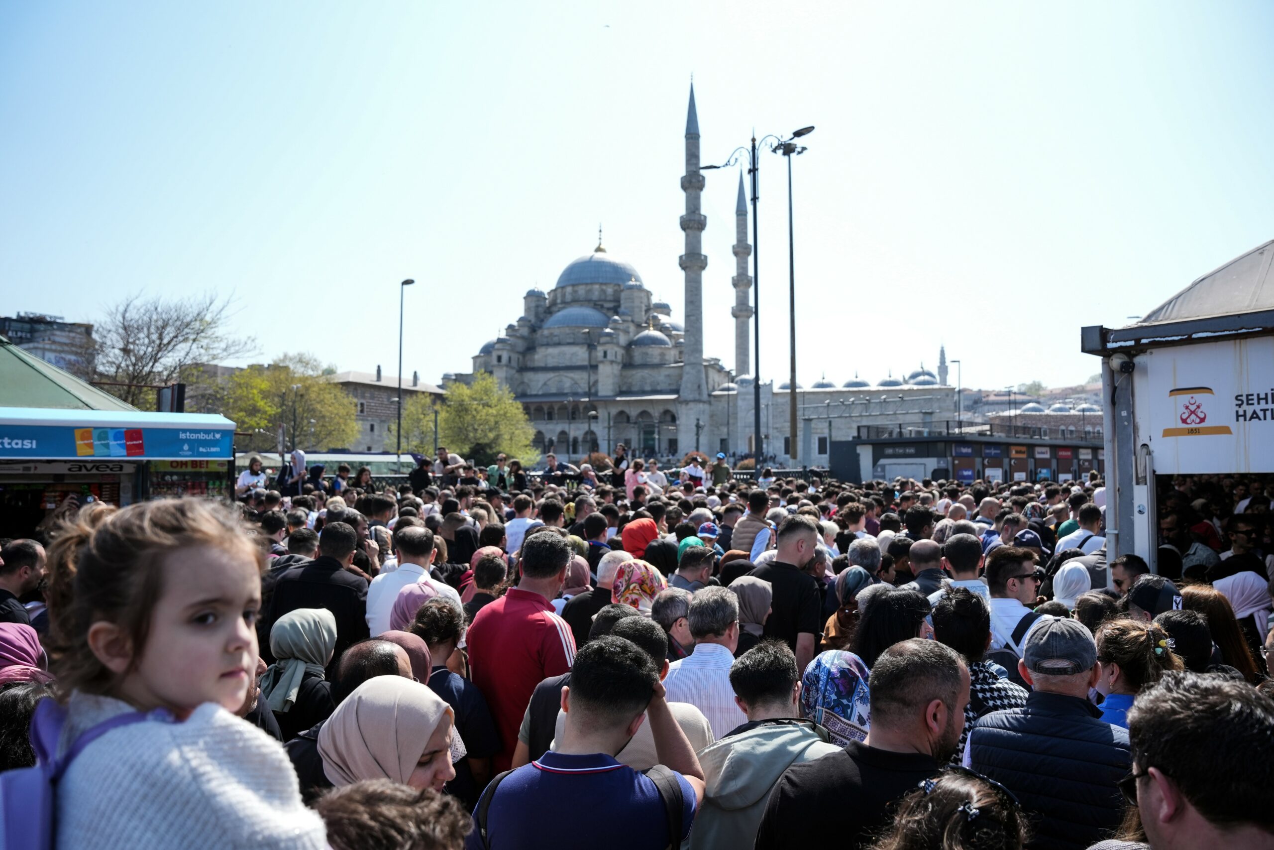 İstanbul Eminönü’nde insan seli