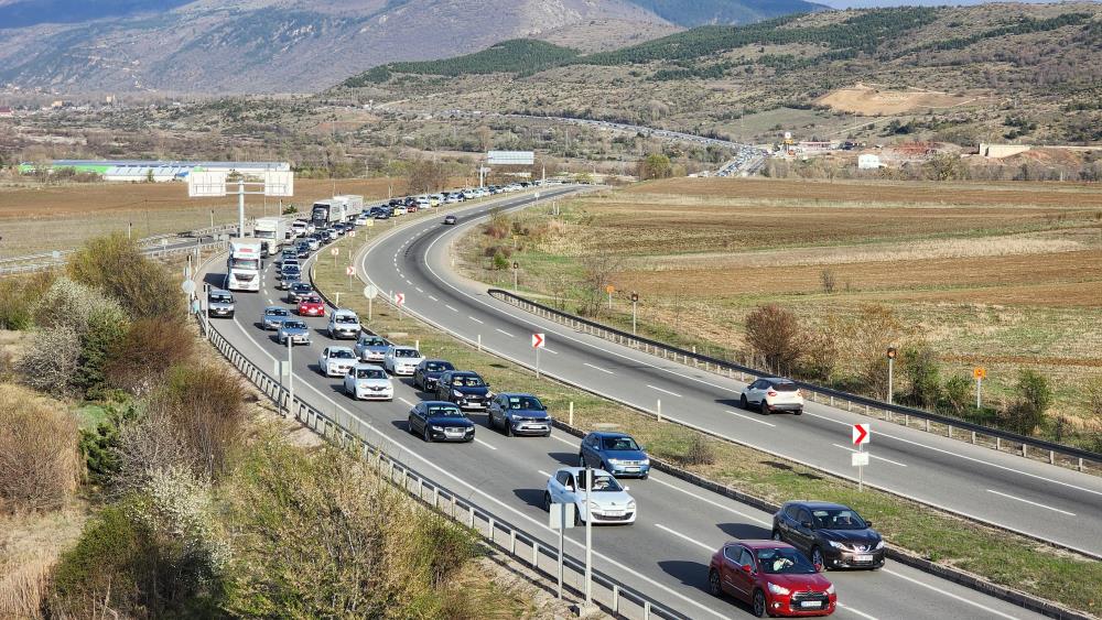 Bayram dönüşünde araç kuyruğu 70 kilometreye ulaştı