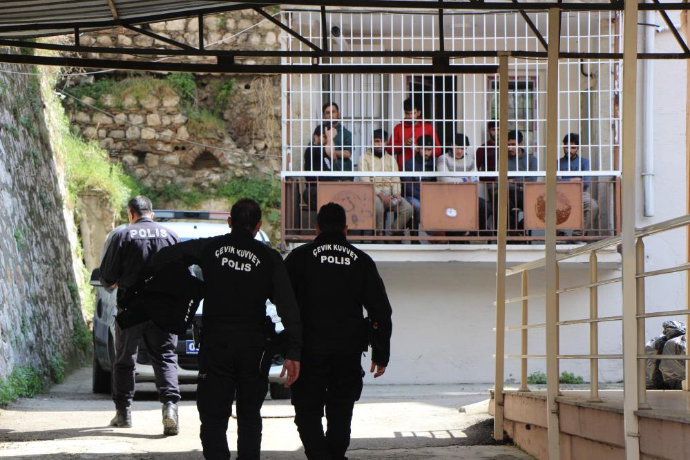 Yakalanan 64 kaçak göçmenden 25’i Göç İdaresi Müdürlüğü binasından kaçtı