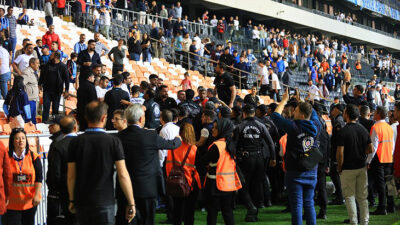 Adana Demirspor – Kayserispor maçı sonrası saha karıştı