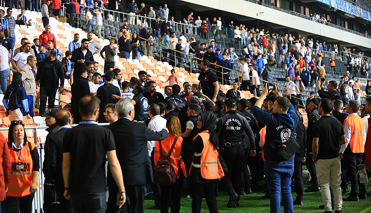 Adana Demirspor – Kayserispor maçı sonrası saha karıştı