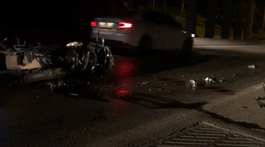 Bursa’da şehir merkezinde kaza… Motosiklet, ekskavatöre çarptı!