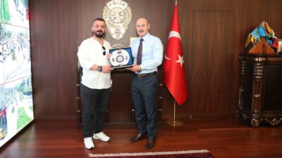 Bursa’da şüpheliyi yakalayan vatandaşa Emniyet Müdürü’nden ödül