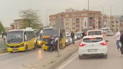 Bursa’da minibüs şoförleri birbirine girdi… Trafikte yumruklu sopalı kavga!
