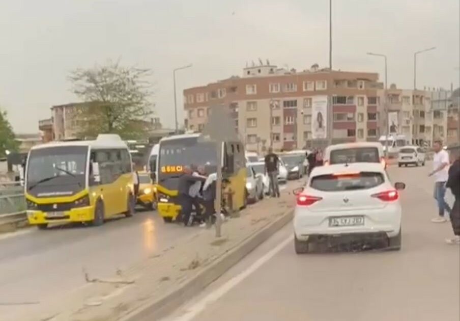 Bursa’da minibüs şoförleri birbirine girdi… Trafikte yumruklu sopalı kavga!