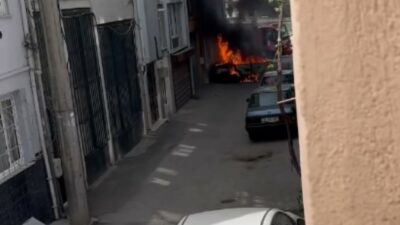 Bursa’da otomobil sokak ortasında alevlere teslim oldu