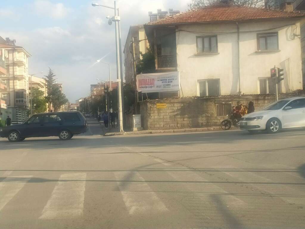 Motosiklette tehlikeli yolculuk