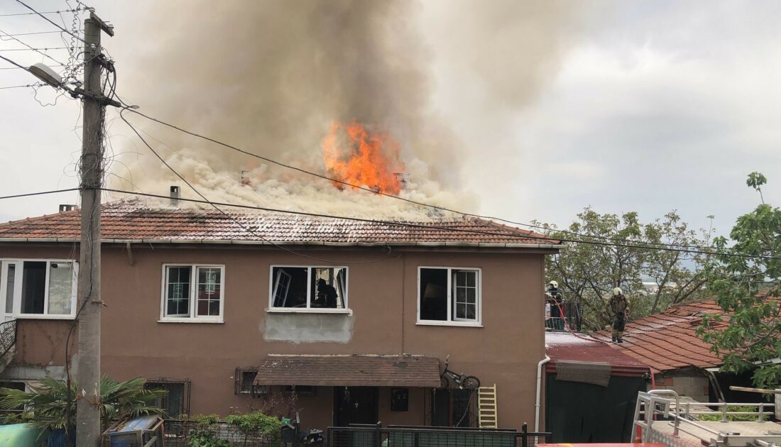 Bursa’da evin çatısı alev alev yandı, dumandan 2 kişi etkilendi