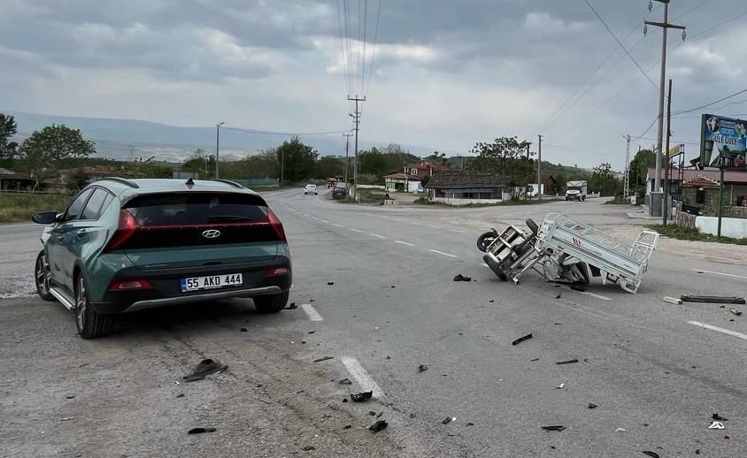 Tarım aracı ile otomobil çarpıştı: Yaralılar var