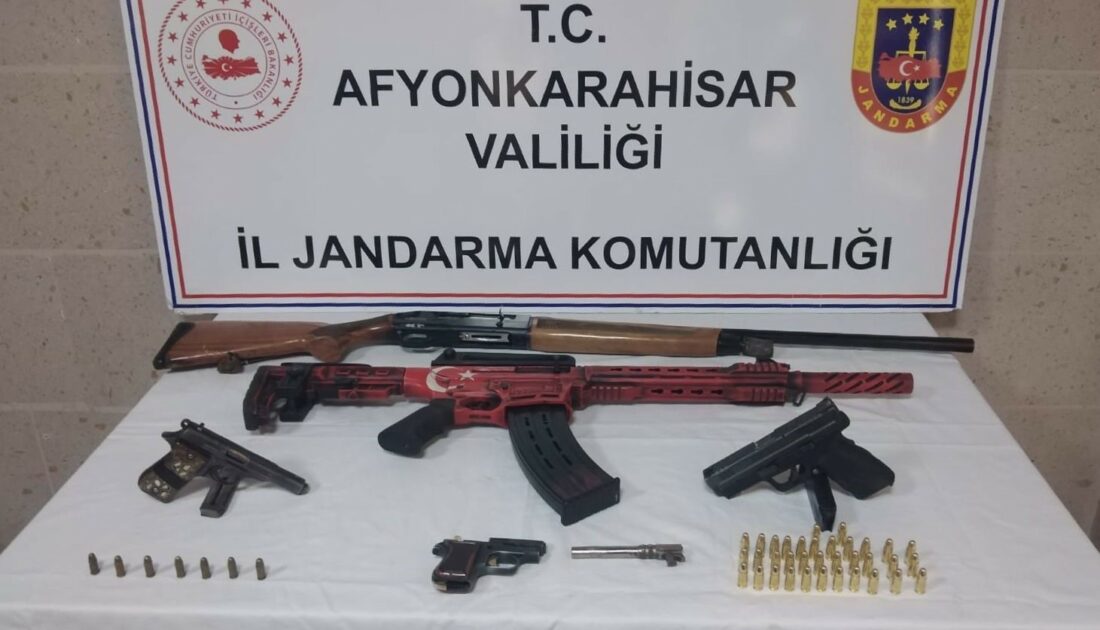 Ruhsatsız tabanca ve tüfekleri satamadan yakalandılar