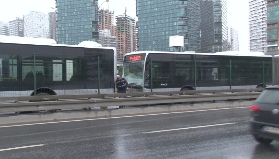 Kadıköy Fikirtepe’de 2 metrobüs kaza yaptı