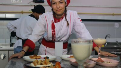 İzmir’de lise öğrencileri yemek yarışmasında hünerlerini sergiledi