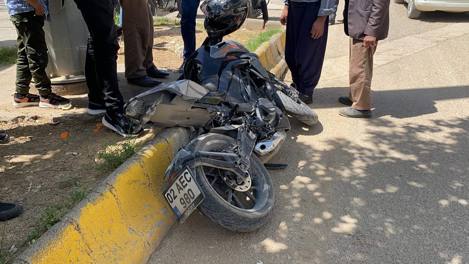 Kontrolden çıkan motosiklet refüje çarptı: Yaralılar var