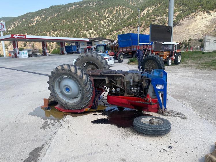 Traktör ters döndü: 1’i ağır 3 yaralı