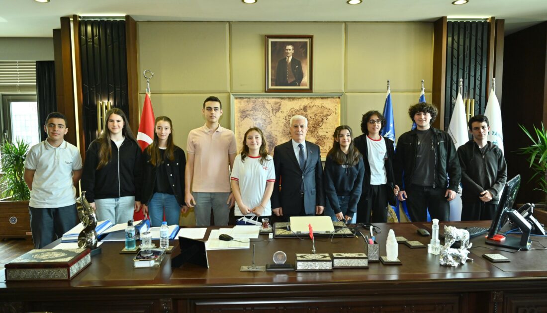 Bursa Büyükşehir Belediyesi, başarılı öğrencileri ödüllendirdi