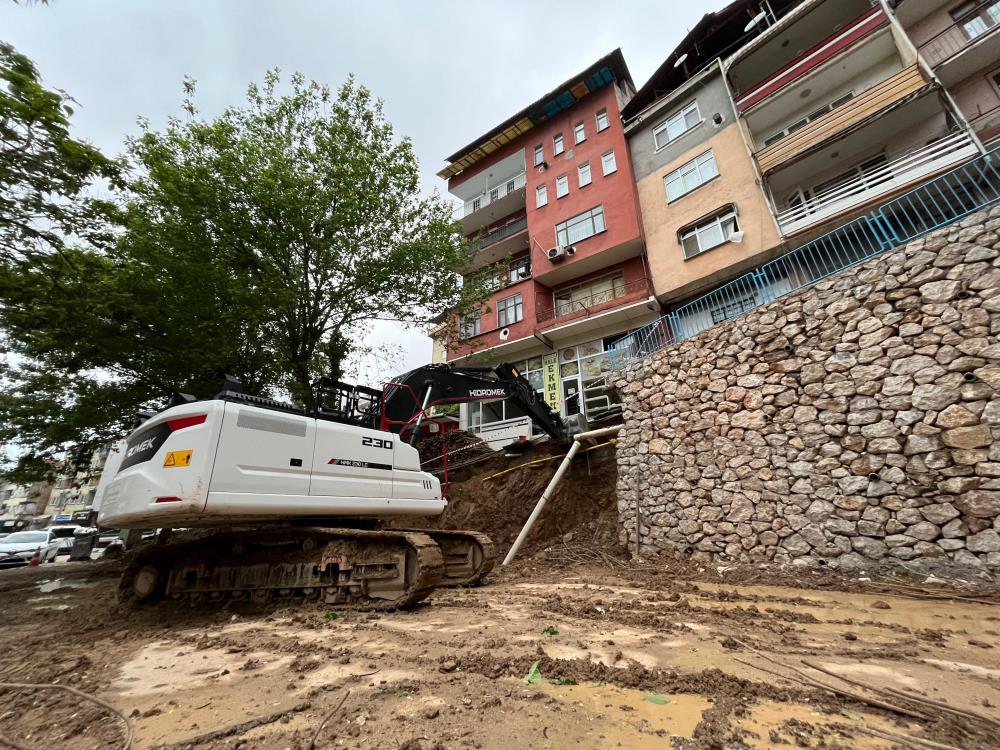 İstinat duvarı ikinci kez çöktü: 5 katlı bina boşaltıldı