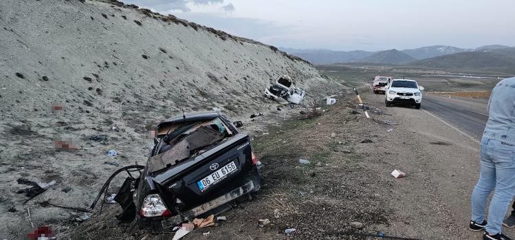 Pikap ile otomobil kafa kafaya çarpıştı: 1 ölü, 6 yaralı Pikap ile otomobil kafa kafaya çarpıştı: 1 ölü, 6 yaralı