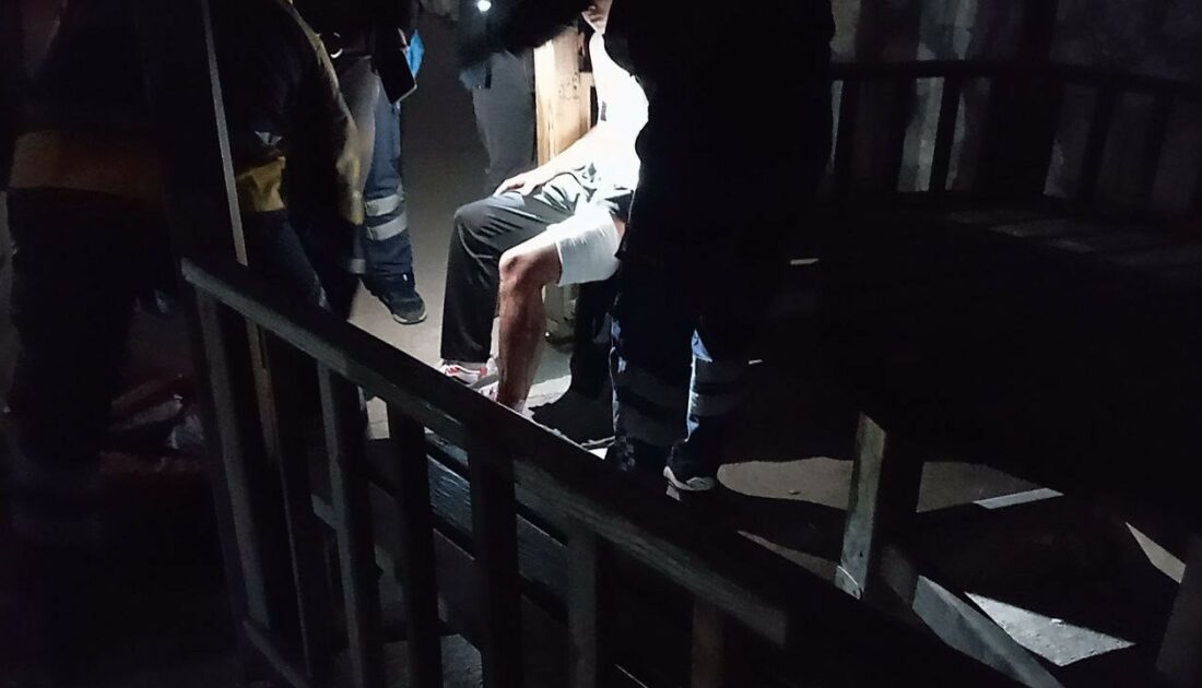 Okul bahçesinde oturan genç bıçaklı saldırıya uğradı
