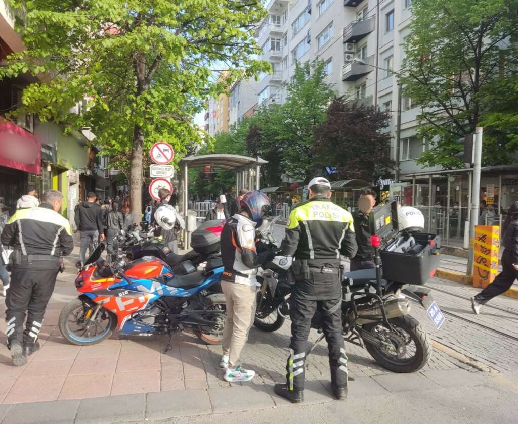 Kurallara uymayan motosiklet sürücülerine ceza kesildi