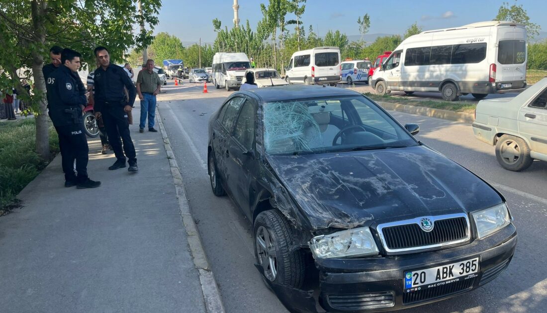 Araç hurdaya döndü, direk yerinden bile oynamadı