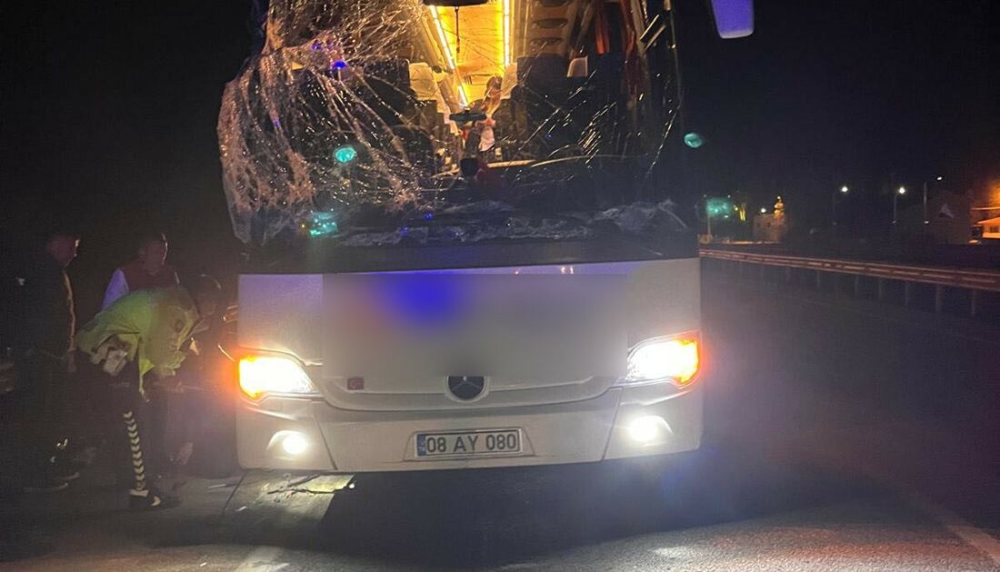 Otobüs arıza yapan kamyona çarptı: 1 yaralı