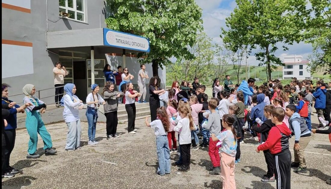 Üniversiteliler Bursa’nın o köyüne kütüphane kurdu