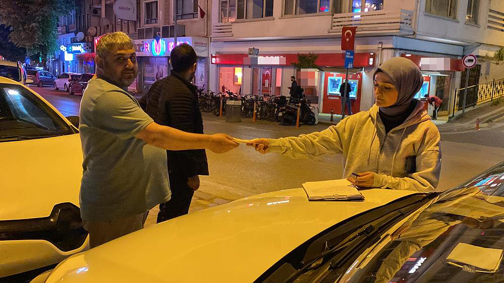Bursa’da duyarlı vatandaş bankamatikte unutulan parayı polise teslim etti