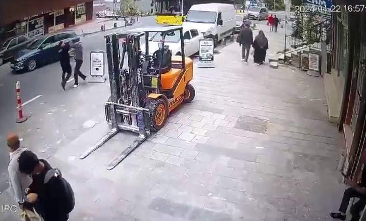 İstanbul’da yaya ve sürücünün yol vermeme kavgası kamerada