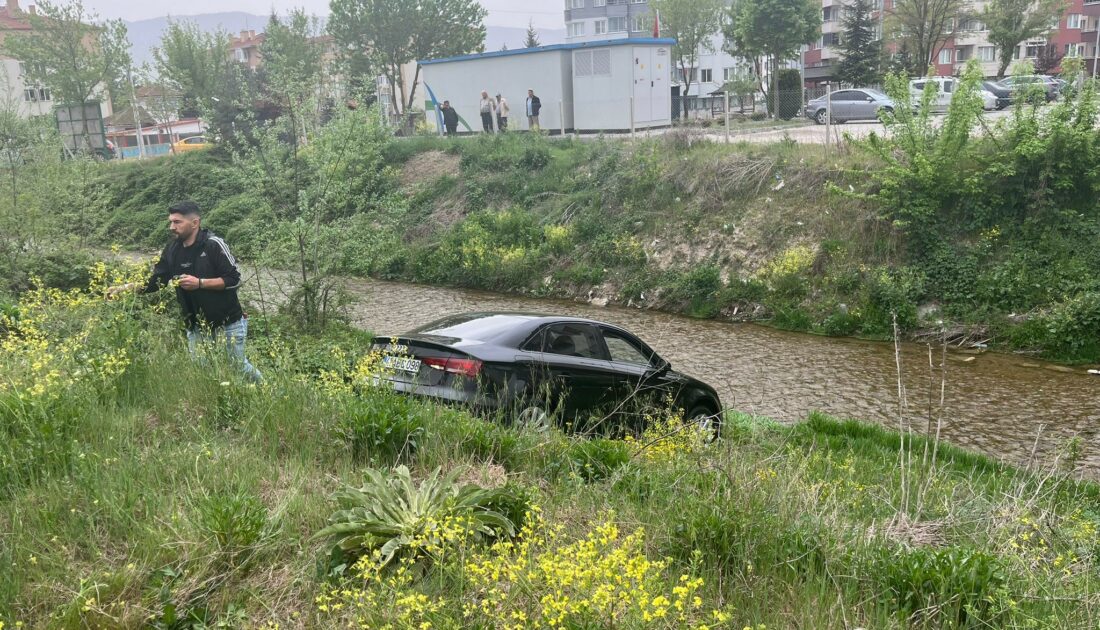 Gece su kanalına uçtu, sabah otomobilini kurtarmaya geldi