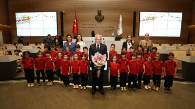 Bursa’da minikler bayram coşkusunu Başkan Özdemir ile paylaştı