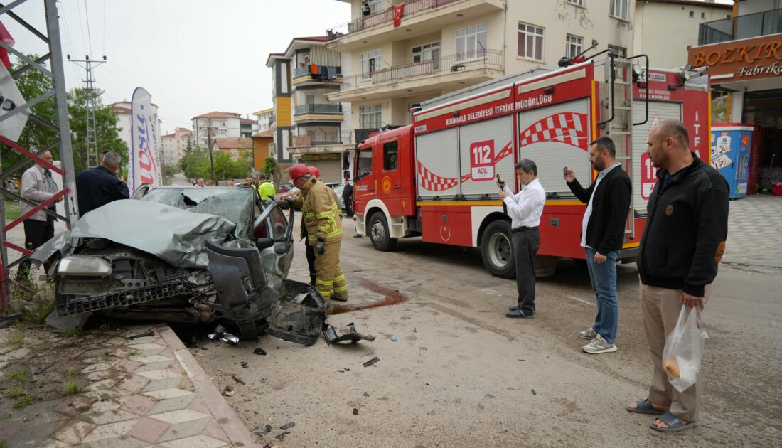 Otomobil ile cip kafa kafaya çarpıştı: Ağır yaralılar var