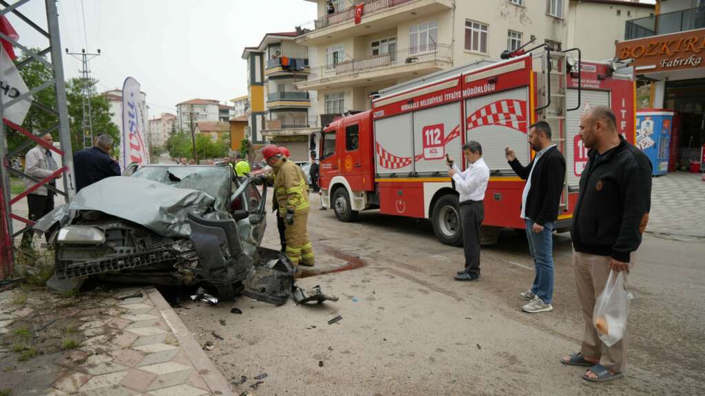 Otomobil ile cip kafa kafaya çarpıştı: Ağır yaralılar var