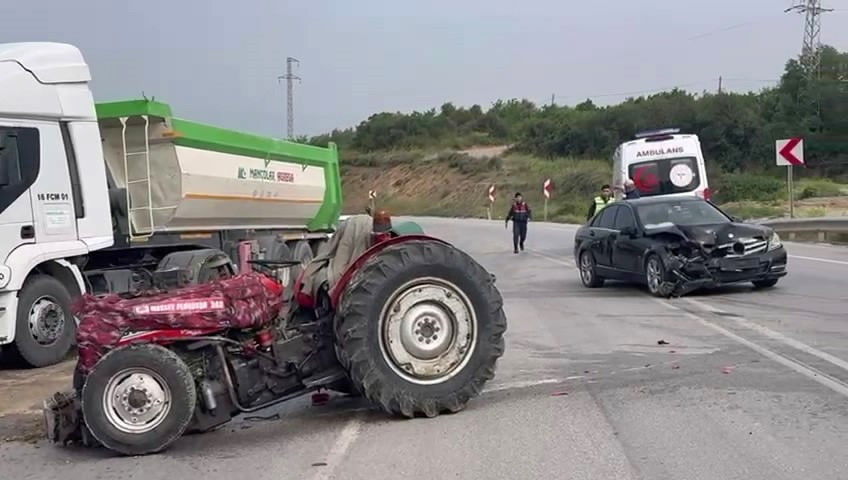 Bursa’da feci kaza! Traktör ile otomobil çarpıştı