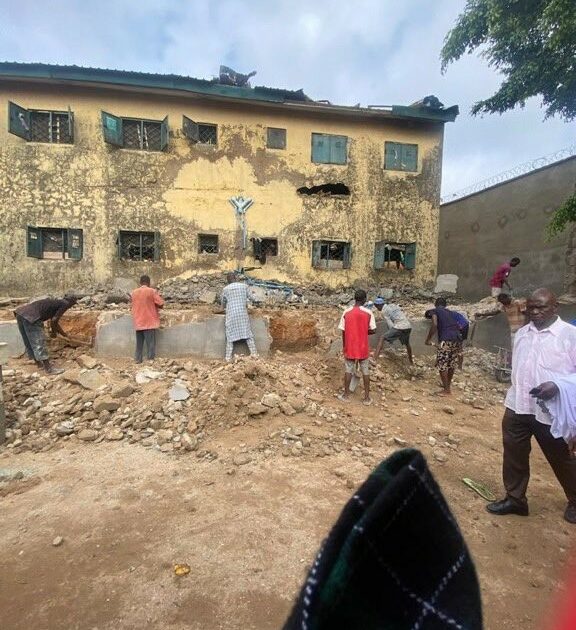 Nijerya’da şiddetli yağışlarda hapishane hasar aldı: 118 mahkum kaçtı