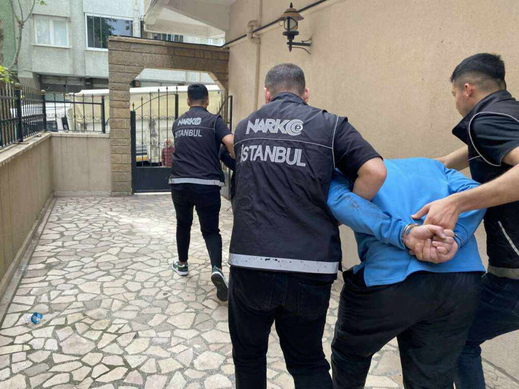 Polisin geldiğini görünce evdeki uyuşturucuları ateşe verdi