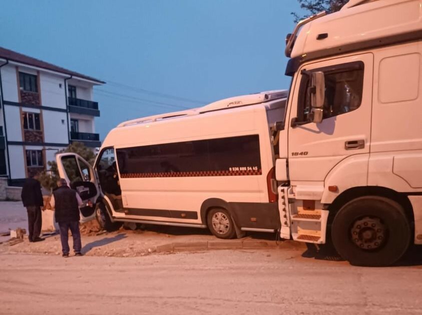 Park halindeyken freni patlayan TIR minibüse çarptı