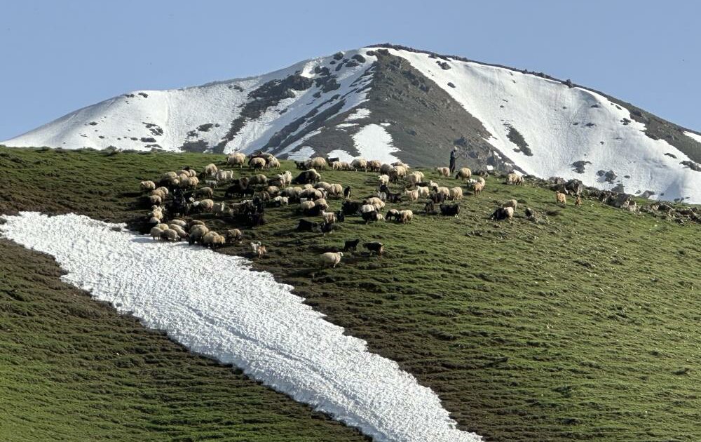 Yüksekova’da 2 mevsim bir arada