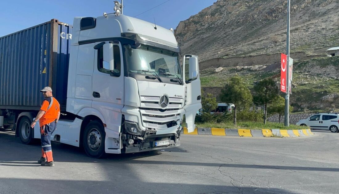 Otomobille TIR çarpıştı: Can kaybı var