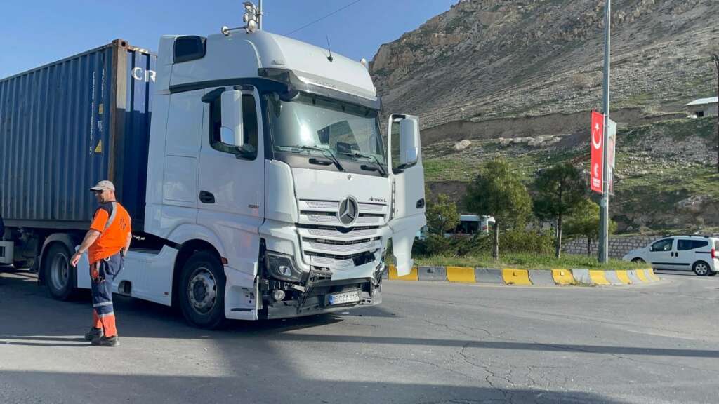 Otomobille TIR çarpıştı: Can kaybı var