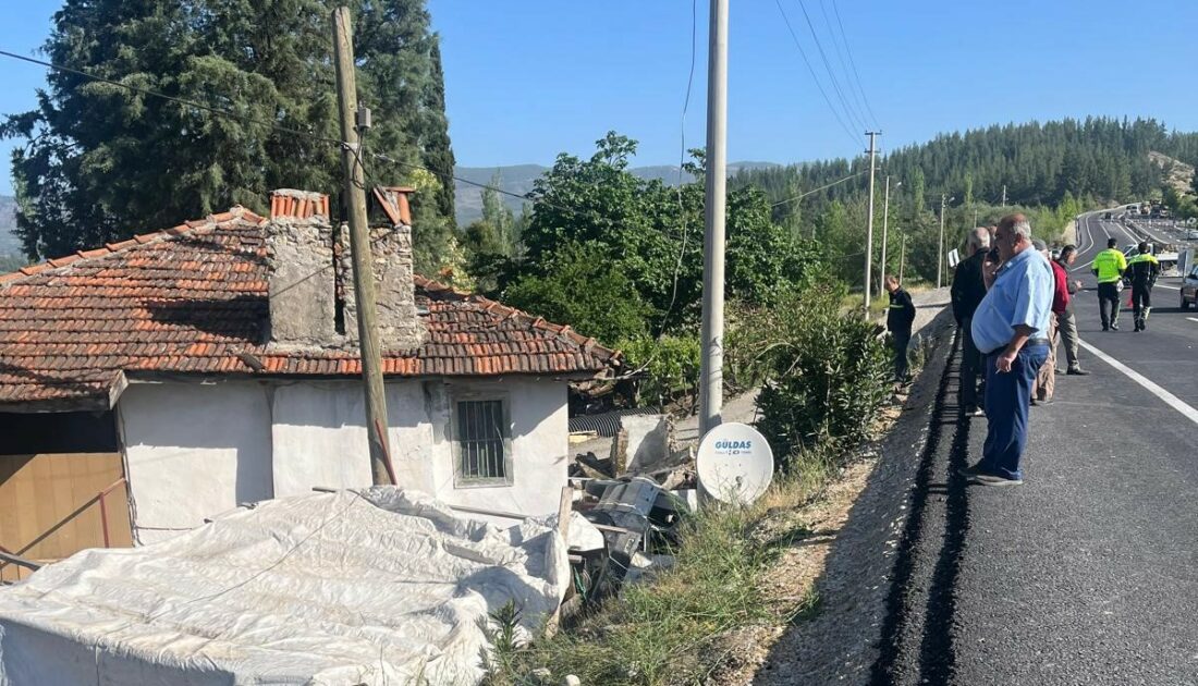 Yoldan çıkan otomobil direk ile ev arasında sıkıştı: Can kaybı var