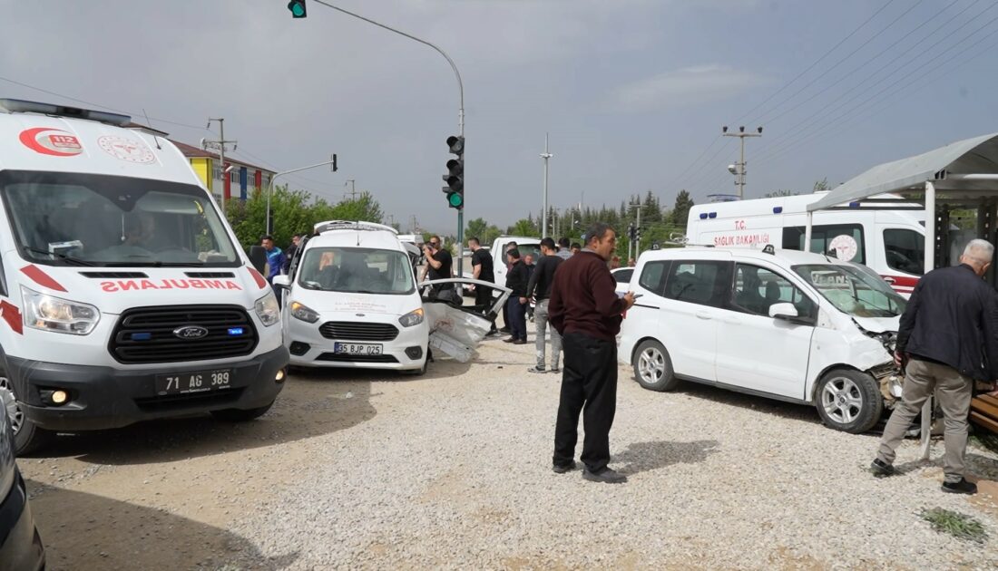 Hafif ticari araç, ‘evde sağlık hizmeti’ aracıyla çarpıştı: 6 yaralı