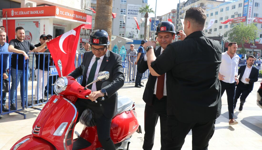 CHP Lideri Özel sözünü tuttu, belediyeye kırmızı motosikletle geldi