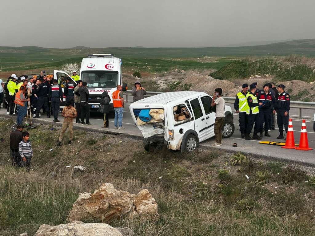 İki ticari aracın karıştığı trafik kazasında 10 kişi yaralandı