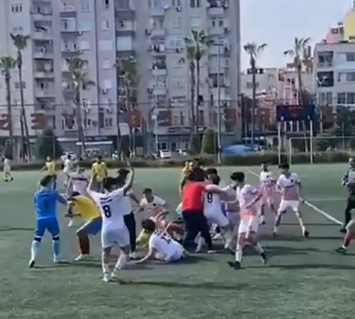Mersin’de amatör maçta kavga
