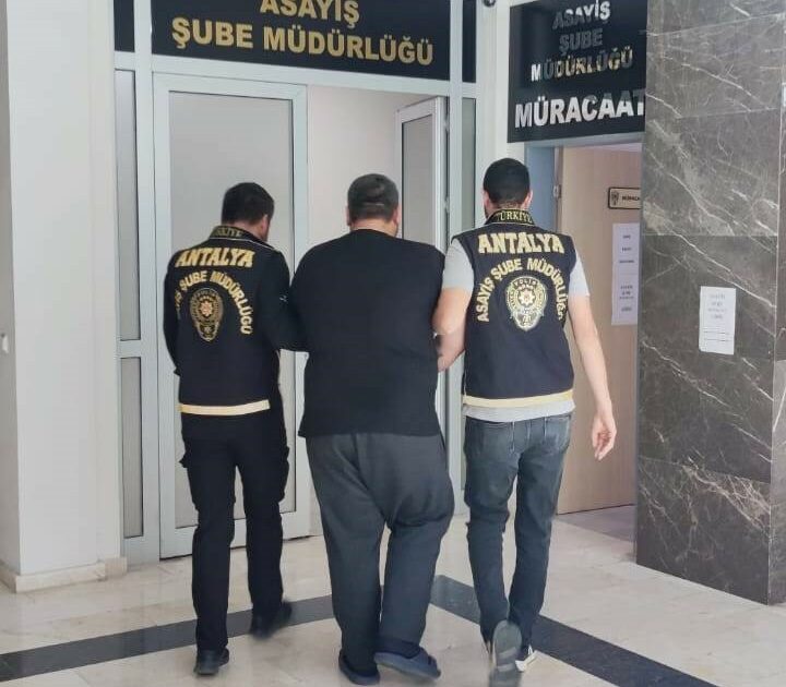 Antalya’da 15 yıl hapisle 11 yıldır aranan firari yakalandı