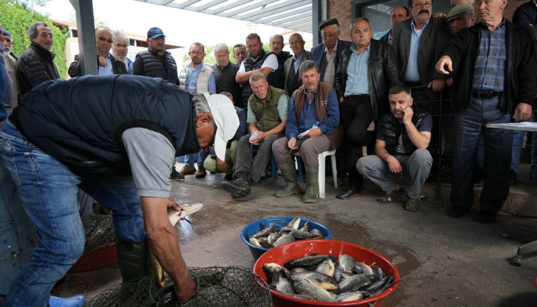 Tarihi Gölyazı’da 100 yıllık balık mezadı