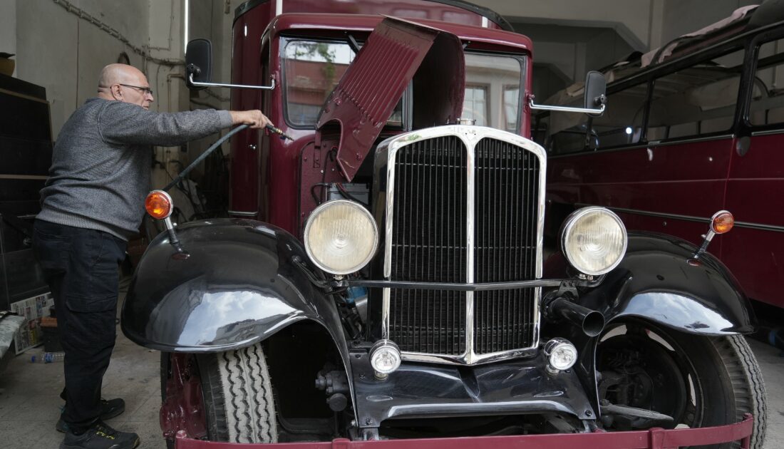 Bursa’da yıllardır hurdada haldeydi! 1938 model otobüsün son hali göz kamaştırdı
