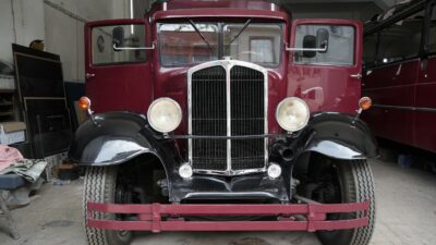 Bursa’da yıllardır hurdada haldeydi! 1938 model otobüsün son hali göz kamaştırdı
