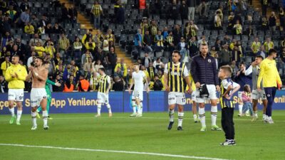 Fenerbahçe derbi galibiyetini taraftarıyla kutladı